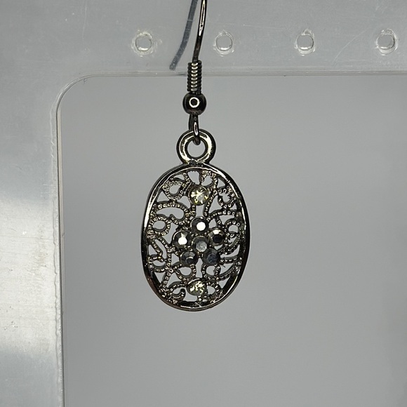 Timeless Silver Dangle Earrings with Vintage Charm - Picture 2 of 5